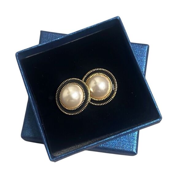 Simulated Pearl Gold Tone Clip On Earrings Elegant Luxury Demure Preppy NEW - Picture 2 of 3